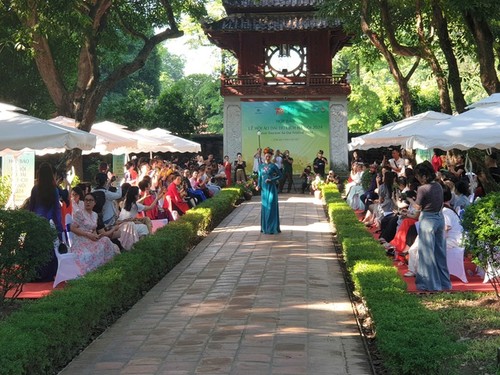 Zahlreiche Aktivitäten beim Ao-Dai-Fest Hanoi 2024 - ảnh 1