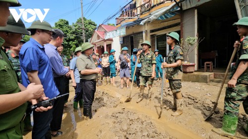 Premierminister Pham Minh Chinh überprüft die Beseitigung von Flutfolgen in Yen Bai - ảnh 1