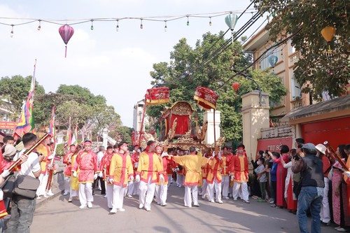 Über 1000 Menschen nehmen am Umzug zu Ehren der Vorfahren der Weberei im Dorf Van Phuc teil - ảnh 1