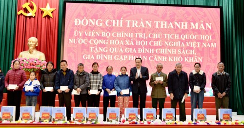 Parlamentspräsident Tran Thanh Man besucht verdienstvolle und arme Familien in Ha Tinh - ảnh 1