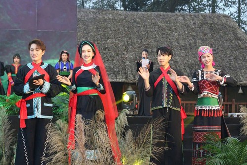 Modenschau stellt Trachten ethnischer Minderheiten Vietnams vor - ảnh 1