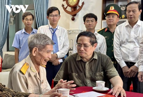Premierminister Pham Minh Chinh ehrt gefallene Heldinnen und Soldaten auf Con Dao - ảnh 1