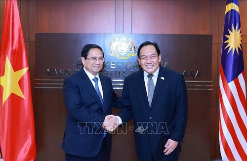 Premierminister Pham Minh Chinh trifft Präsidenten des Senats und des Repräsentantenhauses von Malaysia - ảnh 1