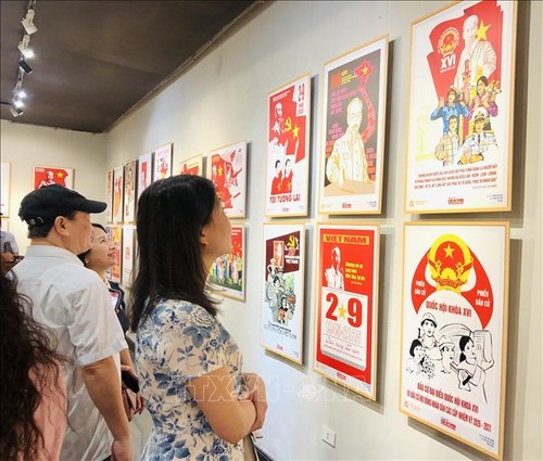 Eröffnung der Plakatausstellung zu nationalen Feiertagen - ảnh 1