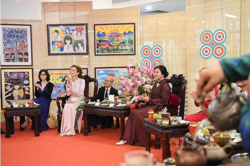 Gattin des KPV-Generalsekretärs und UNESCO-Generaldirektorin besuchen gemeinsam Ausstellung in Hanoi - ảnh 1