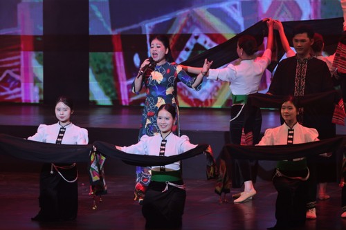 Benefiz-Galakonzert „Blühen nach dem Regen“ für Flutopfer in Cao Bang - ảnh 1