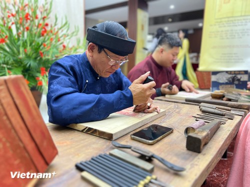 Ausstellung der Kaiserlichen Anmerkungen und Holzschnitt-Druckplatten in Hanoi eröffnet - ảnh 1