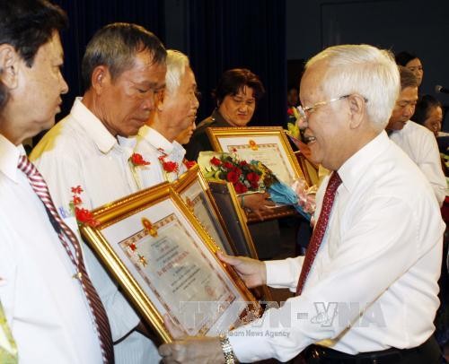 Kota Ho Chi Minh memberikan gelar dan gelar anumerta  Ibu Vietnam heroik kepada kira-kira 320 orang - ảnh 1