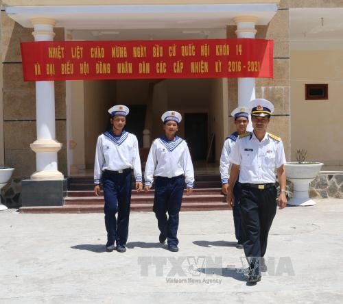 Kabupaten pulau Truong Sa melakukan persiapan secara cermat untuk menyambut hari pesta besar - ảnh 1