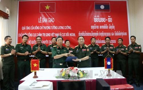 Vietnam membantu divisi-divisi tentara induk Laos berkembang menjadi tentara reguler dan modern - ảnh 1