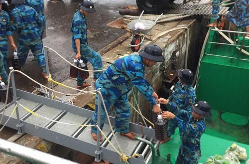 500 ton barang untuk melayani kebutuhan Hari Raya Tet 2017 dikirim kepada kabupaten pulau Truong Sa - ảnh 1