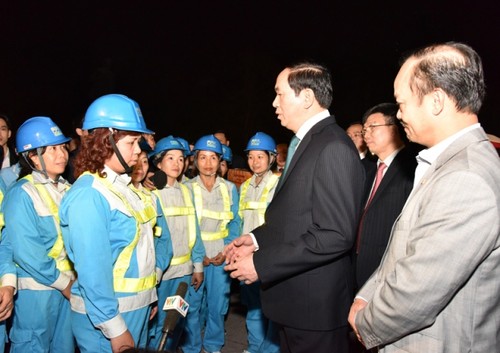 Presiden Vietnam, Tran Dai Quang melakukan kunjungan dan mengucapkan selamat Hari Raya Tet pada malam alih tahun baru - ảnh 1