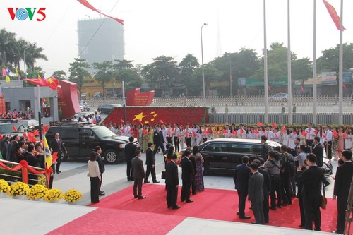 Pemimpin senior Vietnam menerima para peserta Forum Rakyat Vietnam-Tiongkok kali ke-9 - ảnh 1