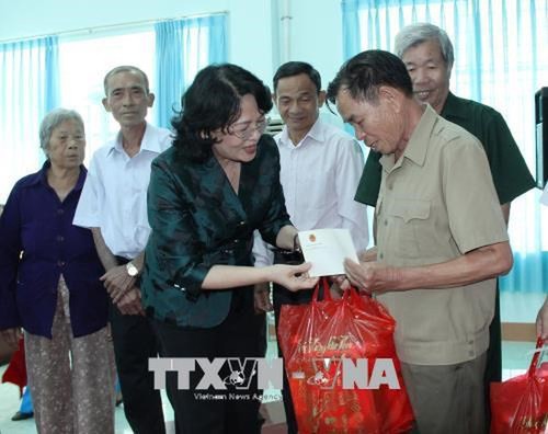 Wapres Vietnam, Dang Thi Ngoc Thinh mengunjungi para kepala keluarga dan memberikan beasiswa di Provinsi Binh Phuoc - ảnh 1