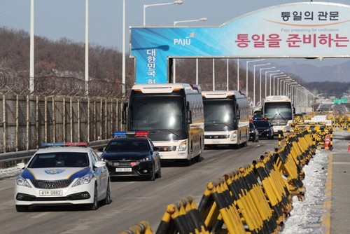  Olimpiade PyeongChang 2018: Para atlet hoki dan rombongan awal RDRK tiba di Republik Korea - ảnh 1