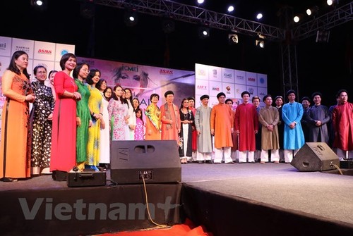 Menyosialisasikan busana Ao Dai Vietnam pada Pekan feisyen global di India - ảnh 1