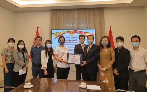 Menyampaikan masker yang diberikan Pemerintah Vietnam kepada komunitas orang Vietnam di Spanyol - ảnh 1