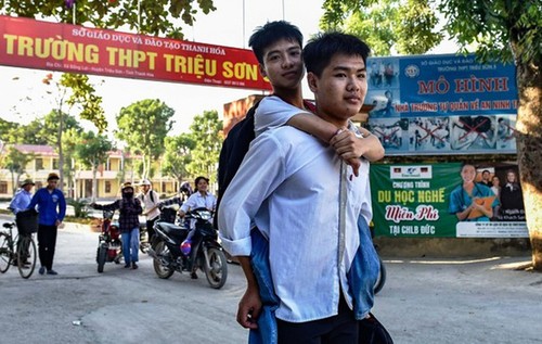 10 Tahun Menggendong Sahabat Pergi ke Sekolah, Sebuah Dongeng di Tengah Kehidupan Nyata - ảnh 1