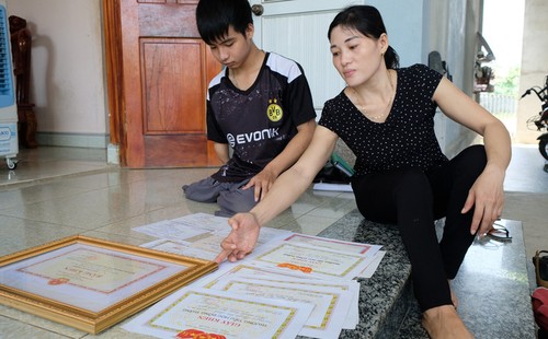 10 Tahun Menggendong Sahabat Pergi ke Sekolah, Sebuah Dongeng di Tengah Kehidupan Nyata - ảnh 2