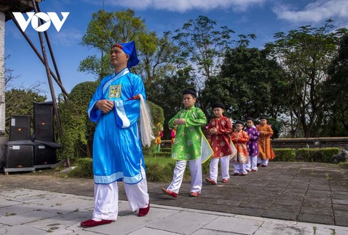 Merekonstruksikan Upacara Penghadapan Raja di Istana Kerajaan pada Tanggal 1 Hari Raya Tet - ảnh 14