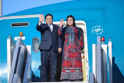 PM Vietnam, Pham Minh Chinh Tiba di Kota Bukares, Memulai Kunjungan Resmi di Rumania - ảnh 1