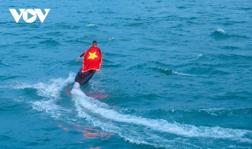 Menikmati Pertunjukan “Selancar Ombak” di Tengah Laut dan Langit Ha Long - ảnh 9