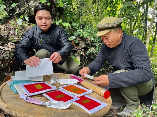 Upacara Pemujaan Hutan dari Warga Etnis Minoritas di Xin Man, Provinsi Ha Giang - ảnh 1