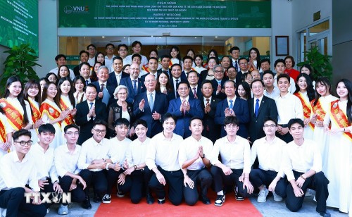 PM Vietnam, Pham Minh Chinh dan Pendiri Merangkap Presiden Forum Ekonomi Dunia Klaus Schwab Berinteraksi dengan Mahasiswa - ảnh 1