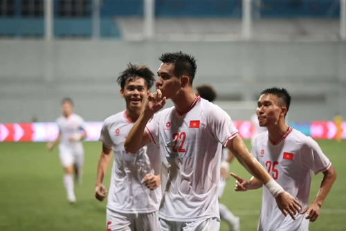 ASEAN Cup 2024: Timnas Sepak Bola Vietnam Menang di Stadion Singapura - ảnh 1