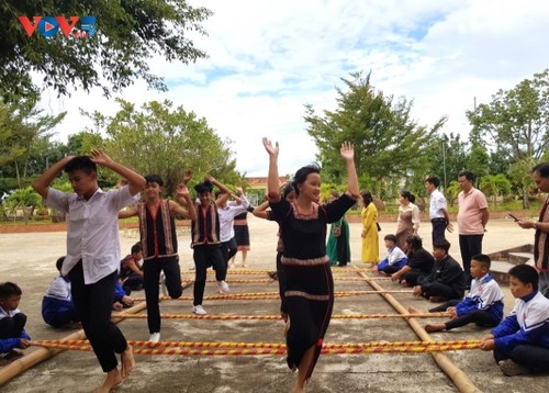 Memikirkan Pelajar Etnis Minoritas di Kabupaten Phu Thien, Provinsi Gia Lai - ảnh 2