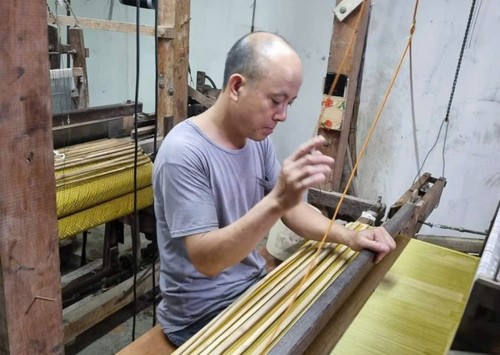 Seniman Pengrajin Tenun Kain “The” Satu-Satunya dari Desa Kerajinan La Khe Yang Sudah Berusia Seratus Tahun - ảnh 1