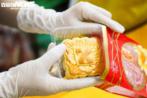 Mengunjungi Pabrik Pembuatan Kue Bulan Terkenal di Kota Hanoi - ảnh 12