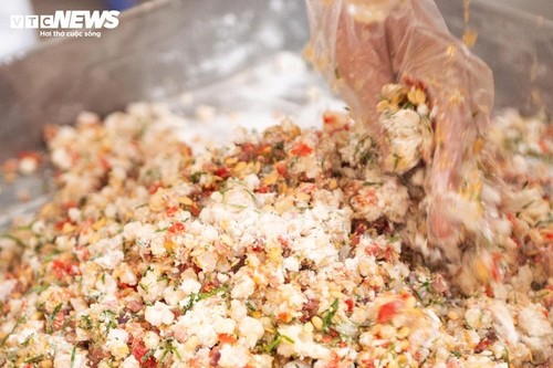 Mengunjungi Pabrik Pembuatan Kue Bulan Terkenal di Kota Hanoi - ảnh 6