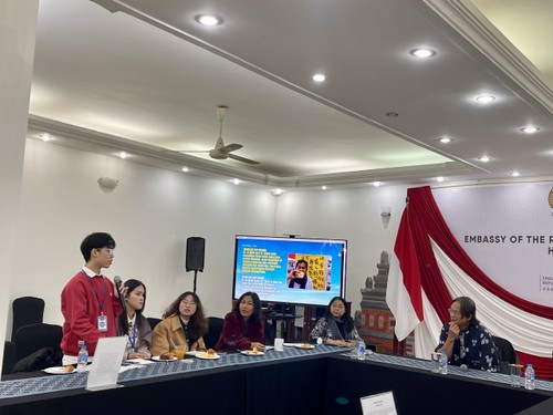 Pertemuan dengan Sastrawan Indonesia, Gol A Gong: Menceritakan Kisah Budaya Melalui Tulisan Perjalanan - ảnh 2