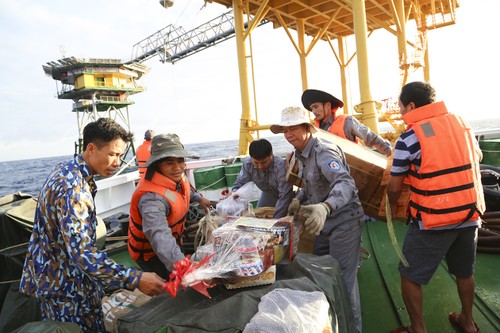 Tet gifts delivered to soldiers on DK1 platform  - ảnh 1