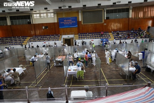 Locals get vaccinated against COVID-19 at first field hospital in Hanoi - ảnh 2