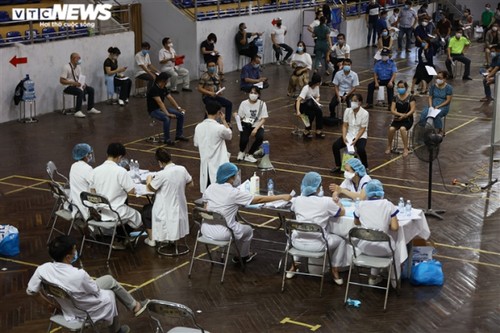 Locals get vaccinated against COVID-19 at first field hospital in Hanoi - ảnh 4