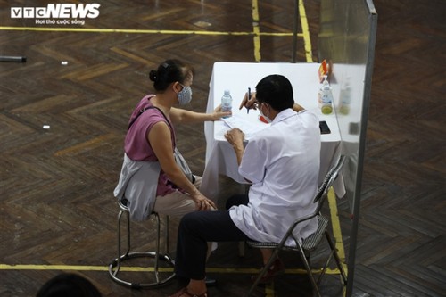 Locals get vaccinated against COVID-19 at first field hospital in Hanoi - ảnh 5