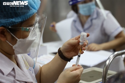 Locals get vaccinated against COVID-19 at first field hospital in Hanoi - ảnh 9