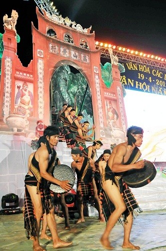 Вечерний праздник культуры народностей Вьетнама - ảnh 9