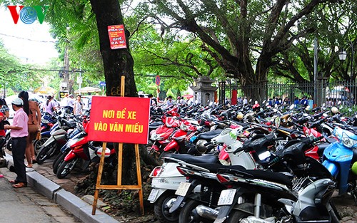 Абитуриенты посетили Храм литературы перед экзаменами - ảnh 1