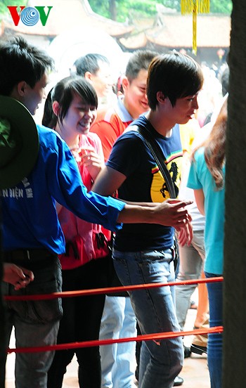 Абитуриенты посетили Храм литературы перед экзаменами - ảnh 10