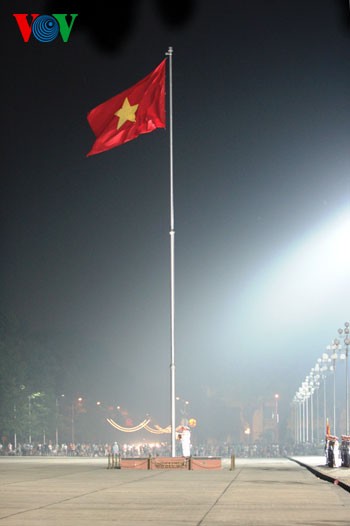 Церемония спуска флага на площади Бадинь - ảnh 4