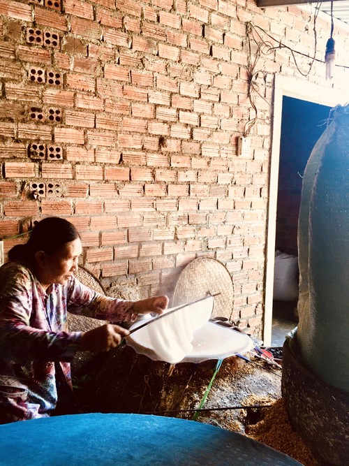 Донгбинь –деревня с более чем 100-летней историей по производству съедобной рисовой бумаги в провинции Фуиен - ảnh 2