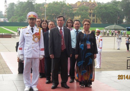 Đoàn kiều bào tiêu biểu vào Lăng viếng Chủ tịch Hồ Chí Minh - ảnh 2