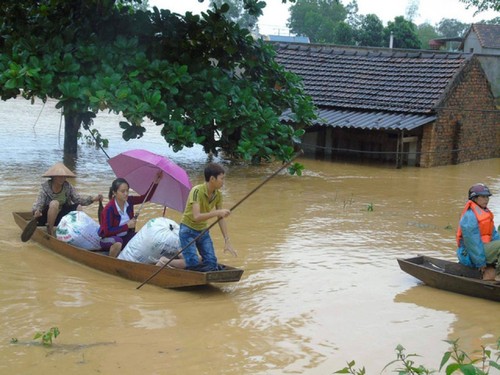 Hỗ trợ lương thực cho người dân vùng bị bão lũ - ảnh 1