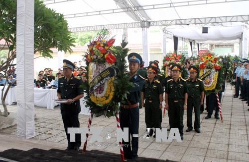 Lễ viếng và truy điệu hai phi công hy sinh khi bay huấn luyện tại Nghệ An - ảnh 1