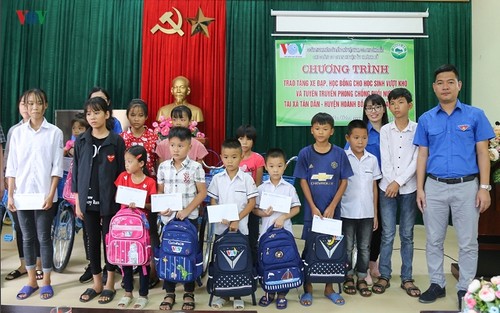 VOV trao tặng xe đạp, học bổng cho học sinh nghèo miền núi - ảnh 2