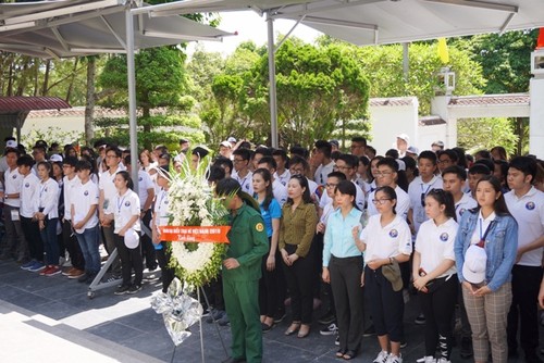 Thanh niên, sinh viên kiều bào tri ân các anh hùng liệt sĩ - ảnh 5