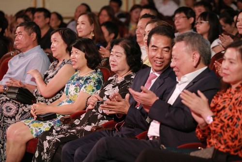 Xúc động chương trình nghệ thuật kiều bào và văn nghệ sĩ hướng về Thủ đô - ảnh 2